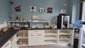 una cucina con piano di lavoro e frigorifero di Friday Hotel a Mamaia Nord - Năvodari
