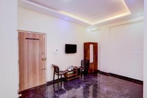 a room with a table and chairs and a door at SPOT ON Sri Chowdeshwari Residency in Chik Bānavar