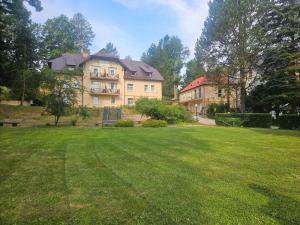 a large yard in front of a large building at Villa Podkarpacka in Kudowa-Zdrój