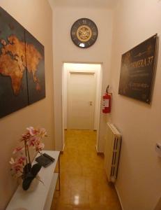 a hallway with a clock on the wall and a table at Chimera 37 in Avezzano