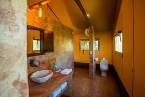 Ένα μπάνιο στο Serenity Authentic Glamping Tulum