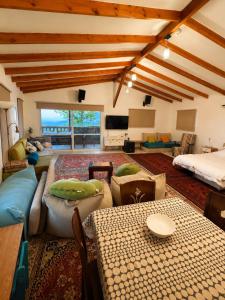 a living room with a couch and a table at la noach in Metulla