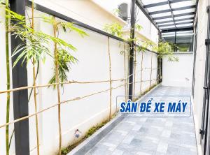 a sign that reads san diez may in front of a building at Do Homestay vị trí trung tâm tại Ocean Park 2 in Cửu Cảo