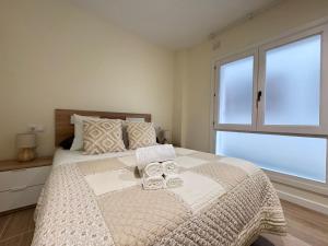 a bedroom with a bed with two towels on it at Residencial Junceda in Viveiro