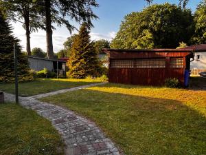 a walkway in a yard next to a building at Idylle Ostsee in Buggenhagen