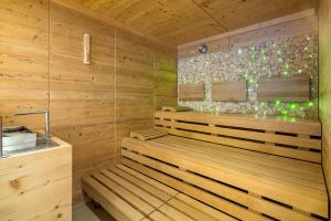 sauna z ławką w drewnianej sali w obiekcie Aparthotel Alpendiamant Serfaus Wachter GmbH w mieście Serfaus
