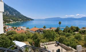 a view of a town and a body of water at Manda Gradac in Gradac