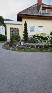 a house with a garden in front of it at Ferienwohnung Stabentheiner in Simmerlach