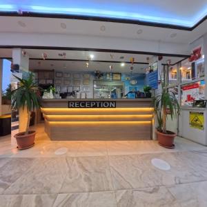 een restaurant met een receptiebalie en potplanten bij Alida Hotel Pamukkale in Pamukkale +213 foto's