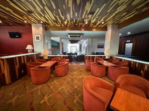 ein Wartezimmer mit Stühlen und einer Bar in der Unterkunft Hotel Finisterre in Mexiko-Stadt
