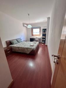 a bedroom with a bed and a wooden floor at Douro & Sabor Escape in Torre de Moncorvo