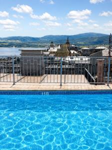 Piscina de la sau aproape de Atico céntrico con piscina comunitaria