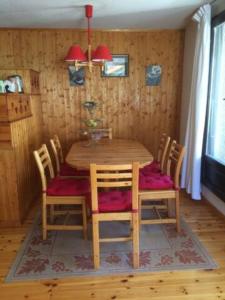 a dining room table and chairs in a room at Family mountain retreat with breathtaking views in Le Monêtier-les-Bains