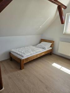 a bedroom with a bed in a attic at Ferienhaus An der Teufelsklippe in Veckenstedt