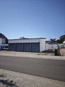an empty street in front of a building at Dein Ferienhaus in Andernach