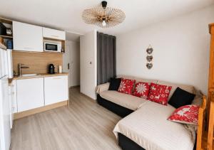 a living room with a couch and a kitchen at Studio à Praz-sur-Arly in Praz-sur-Arly