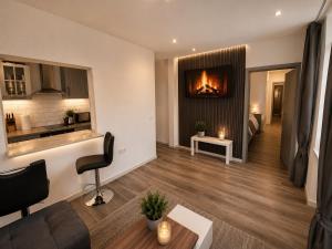 a living room with a fire in the wall at Kurvilla Hotel & Apartment in Landstuhl