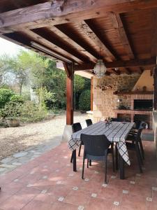 a patio with a table and chairs and a fireplace at Caserio Arrigorri in Murguía