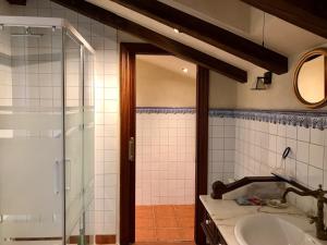 a bathroom with a sink and a shower at Caserio Arrigorri in Murguía