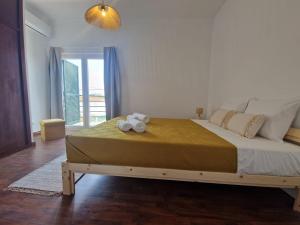 ein Schlafzimmer mit einem Bett, auf dem zwei Stofftiere liegen in der Unterkunft CasaSoldoré in Sesimbra + 27 Fotos