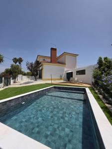 ein Swimmingpool vor einem Haus in der Unterkunft CasaSoldoré in Sesimbra