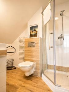 a bathroom with a toilet and a shower at Widokówka in Tarnobrzeg +17 photos