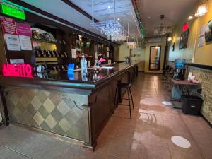 a bar in a restaurant with a long counter at Hotelito Fiesta Caribena in Coatzacoalcos