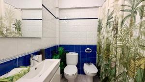 a bathroom with a toilet and a shower curtain at Refúgio na Praia de Santa Cruz- A poucos passos da praia, surf e restaurantes in Santa Cruz +55 photos
