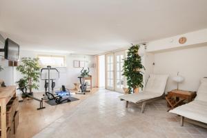 een woonkamer gevuld met meubels en planten bij Exclusive villa AMS area in Hilversum