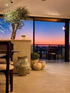 Blick aus einem Haus mit Vasen auf dem Boden in der Unterkunft Saint John Hotel in Madaba