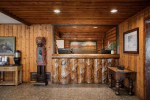 a wooden room with a wooden wall with a wooden at Ayres Lodge Alpine in Alpine +26 photos