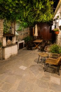 a patio with a table and chairs and a grill at En Sylikion cottage in Silikou