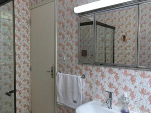 a bathroom with a sink and a mirror at Casa Estilo - São Lourenço in São Lourenço