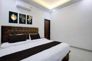 a bedroom with a large bed in a room at Hotel O White House in Rānchī