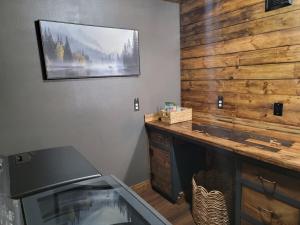 a room with a fish tank next to a wooden wall at Dakota Lodge in Dickinson +44 photos