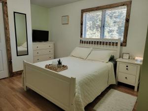 a bedroom with a large bed and a mirror at Dakota Lodge in Dickinson