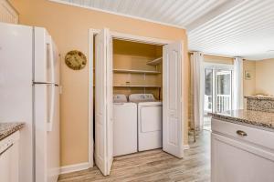 a laundry room with a washer and dryer at Heh Edisto in Edisto Beach