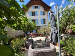 a patio with an umbrella in front of a building at Avenue 15 Boudry Suites and Studio in Boudry