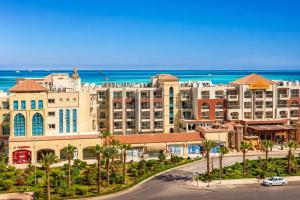 a view of a resort with the ocean in the background at Résidence privée à hurgada avec piscine in Hurghada