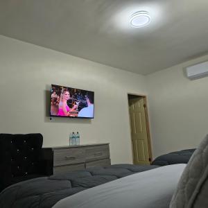 ein Schlafzimmer mit einem Flachbildfernseher an der Wand in der Unterkunft Mukí Galá in Creel