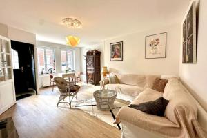 a living room with a couch and a table at Maison de charme 8p Jardin Baie de Somme in Abbeville