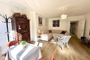 a living room with a couch and a table at Maison de charme 8p Jardin Baie de Somme in Abbeville