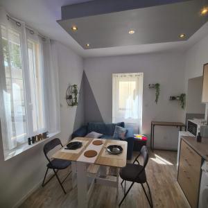 a small living room with a table and chairs at Double studio en face a face in Tuchan