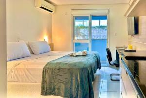 a hotel room with a bed and a kitchen at Executive - 106 No Garage in Caxias do Sul