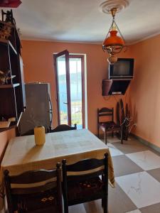 ein Esszimmer mit Tisch und Stühlen und einem Fenster in der Unterkunft Carmen in Bijela