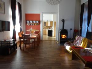 een woonkamer met een tafel en een open haard bij PrimaByt in Sušice