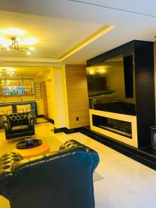 a living room with a couch and a television at Le Bonne Ville Hotel in Campos do Jordão