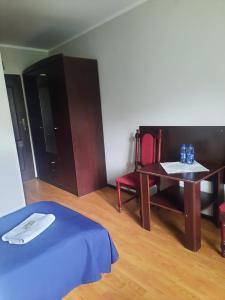 a room with a table and a table and a chair at Dworek kwatery pracownicze in Kętrzyn