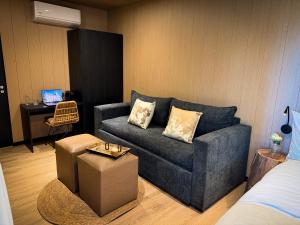 a living room with a blue couch and a desk at Estancia La Candelaria in Lobos