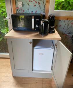 a microwave sitting on top of a counter at Meadow Hut in Oughterard
